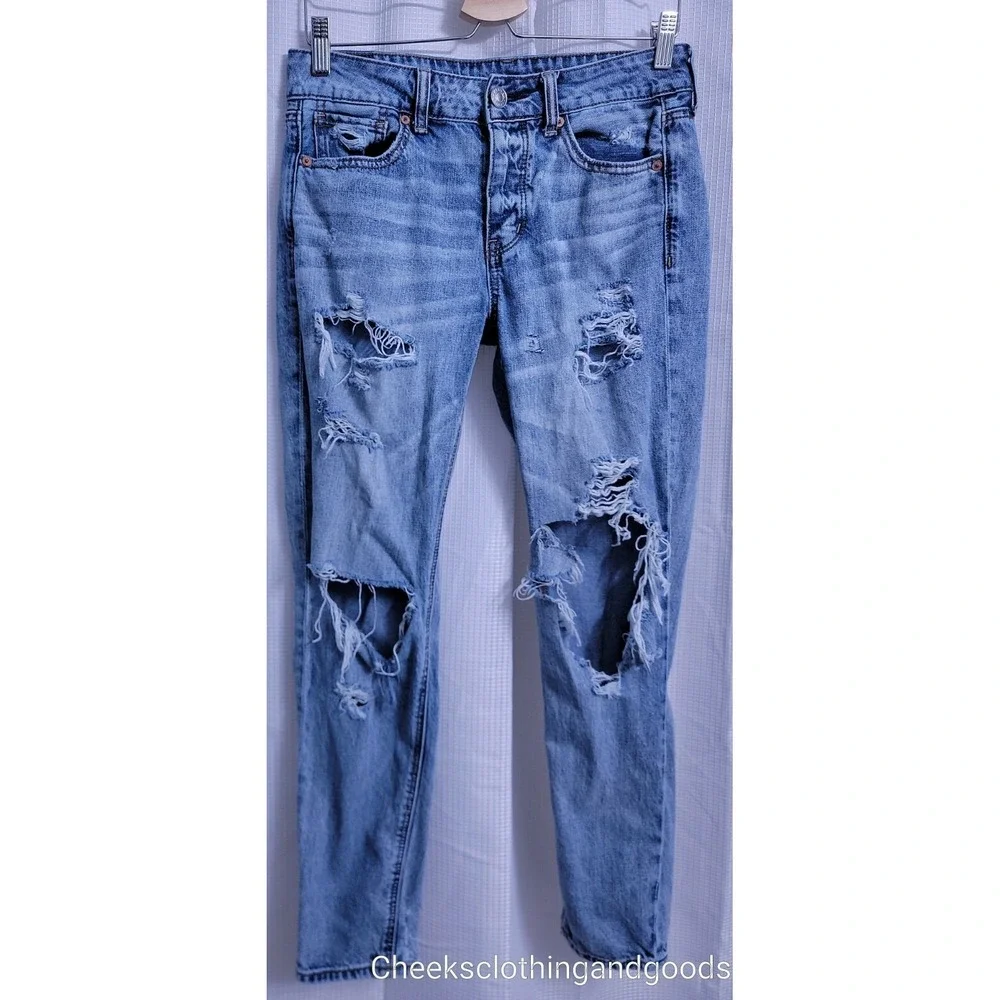 American Eagle Tomgirl Distressed Light Wash Button Fly Jeans size 4 Regular